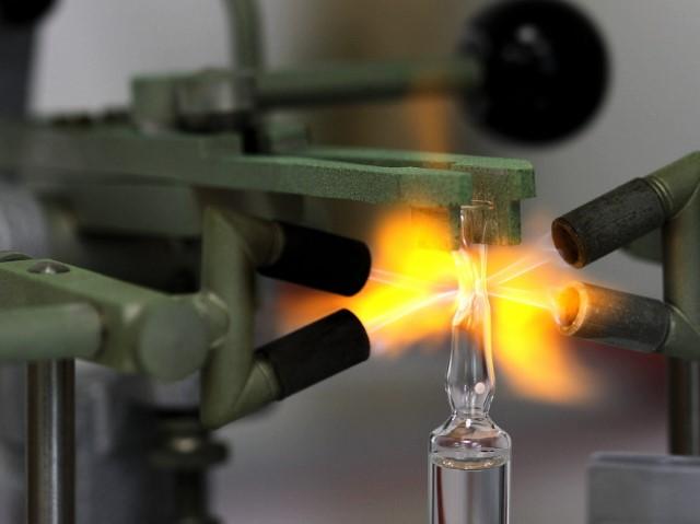 1630563654844060.jpg Ampoule_sealing_IAEA_reference_materials.jpg
